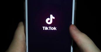 Tik Tok, governo monitora il dossier. Butti: “Problema sicurezza, portare tema in sede Ue”