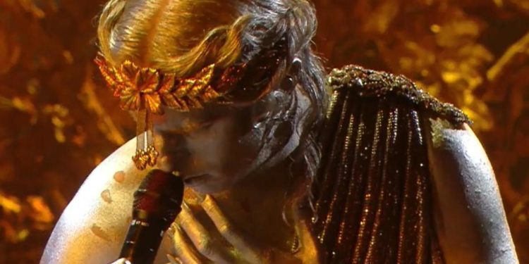 Sanremo 2021, Achille Lauro dorato con Emma e Monica Guerritore