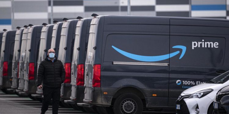 Sciopero Amazon oggi in Italia, l’azienda scrive ai clienti