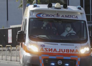 Napoli, camioncino travolge due persone: un morto