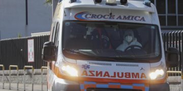 Napoli, camioncino travolge due persone: un morto