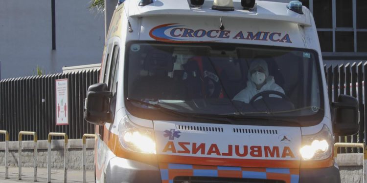 Napoli, camioncino travolge due persone: un morto