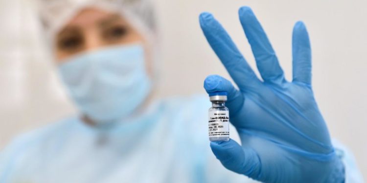 Vaccino Sputnik, Lopalco: “Senza ok Ema non è opzione per Paesi Ue”