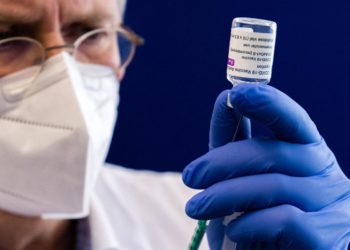 Vaccino covid AstraZeneca sospeso in Germania