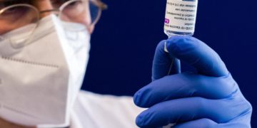 Vaccino covid AstraZeneca sospeso in Germania