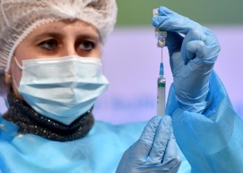 AstraZeneca, Remuzzi: “Su vaccino parlino i dati”