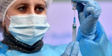 AstraZeneca, Remuzzi: “Su vaccino parlino i dati”