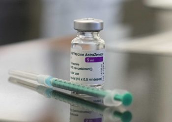 Vaccino AstraZeneca, ecco i sintomi da segnalare al medico