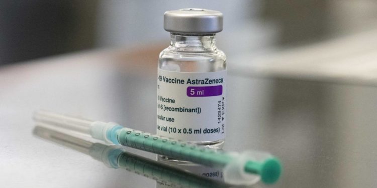 Vaccino AstraZeneca, ecco i sintomi da segnalare al medico