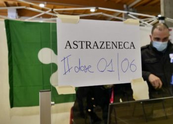 Vaccino AstraZeneca sospeso in Italia, Pregliasco: “Bene linea comune”