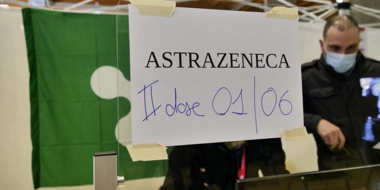 Vaccino AstraZeneca sospeso in Italia, Pregliasco: “Bene linea comune”