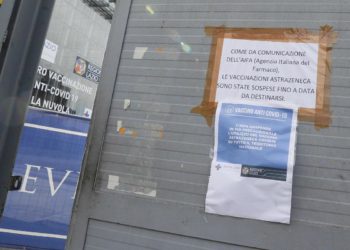 AstraZeneca sospeso in Italia, stop prenotazioni: cosa succede