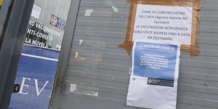 AstraZeneca sospeso in Italia, stop prenotazioni: cosa succede