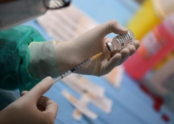 Vaccino AstraZeneca, Aifa: “E’ sicuro, nessun allarme”