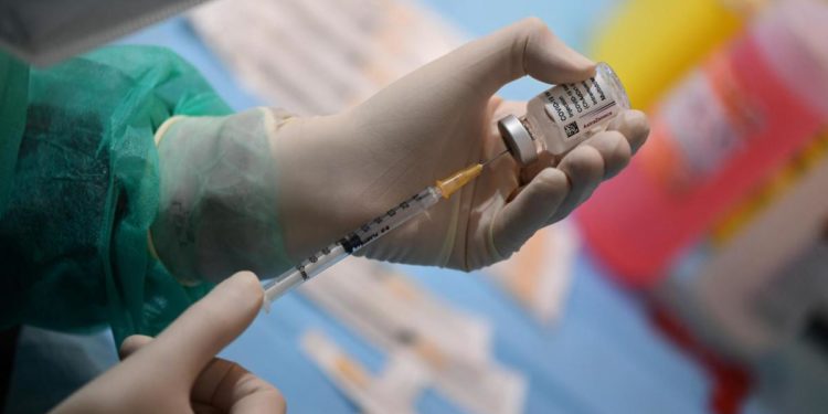 Vaccino AstraZeneca, Aifa: “E’ sicuro, nessun allarme”