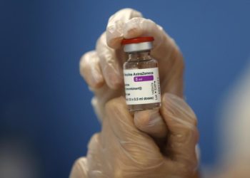 Vaccino AstraZeneca sospeso in Italia: cosa dicono gli esperti