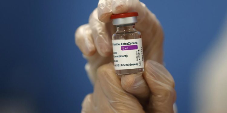 Vaccino AstraZeneca sospeso in Italia: cosa dicono gli esperti