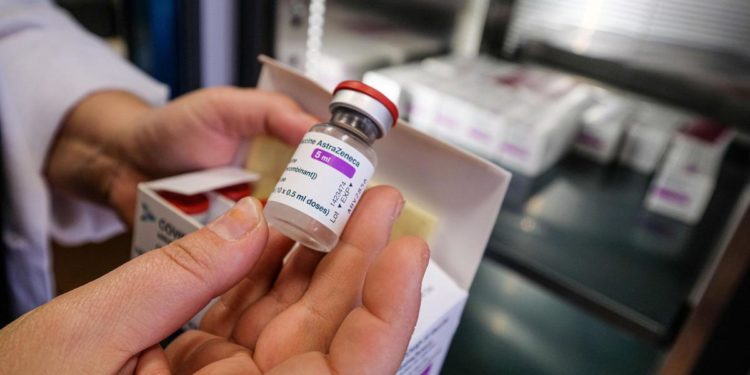 Covid, AstraZeneca consegna nuovi dati agli Usa: “Efficace al 76%”