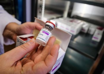 AstraZeneca, l’immunologo: “Ecco tutte le bufale sul vaccino”