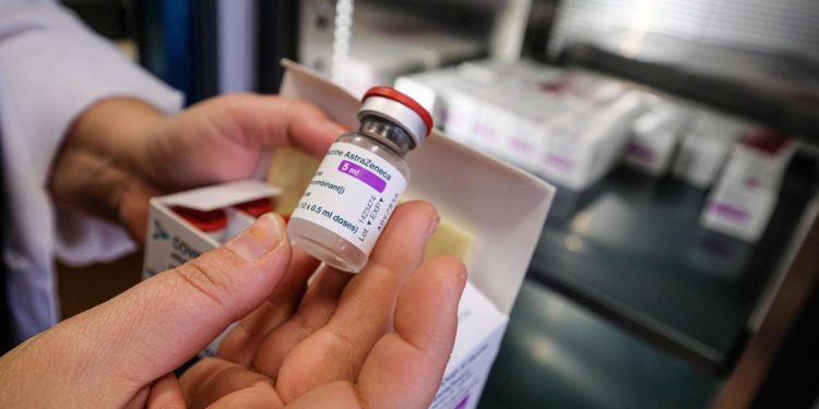 AstraZeneca, l’immunologo: “Ecco tutte le bufale sul vaccino”