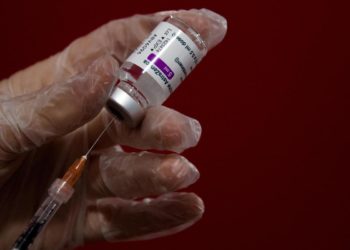 AstraZeneca, Aifa: “Non servono farmaci prima e dopo vaccino”
