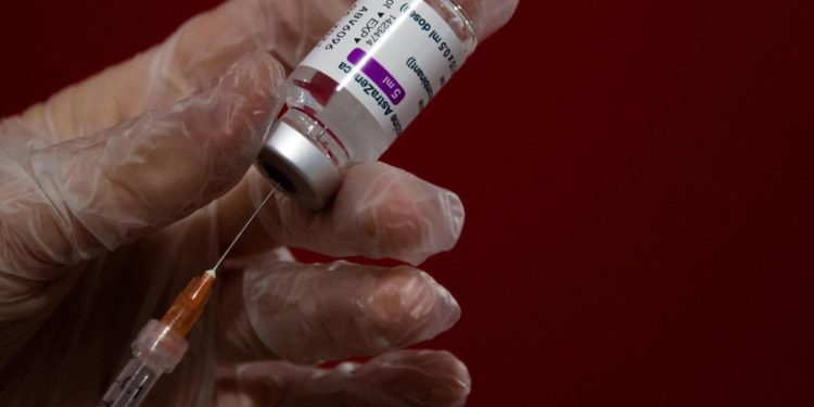 AstraZeneca, Aifa: “Non servono farmaci prima e dopo vaccino”