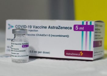 Vaccino AstraZeneca cambia nome, ora si chiama Vaxzevria