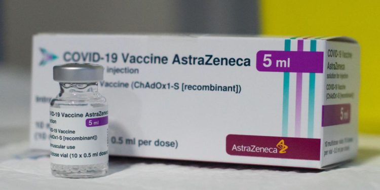 Vaccino AstraZeneca cambia nome, ora si chiama Vaxzevria