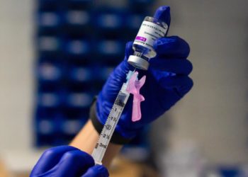 AstraZeneca, Bassetti: “Mi risultano persone vaccinate dopo stop”