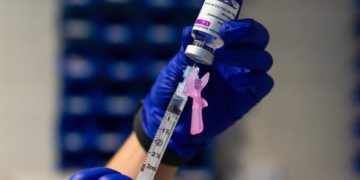 AstraZeneca, Bassetti: “Mi risultano persone vaccinate dopo stop”