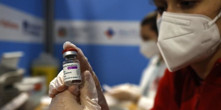Vaccino Astrazeneca, a Napoli si presenta solo 41% operatori sanitari convocati