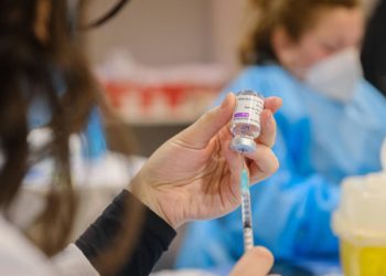 AstraZeneca, vaccino Lazio: sms a chi ha prenotato
