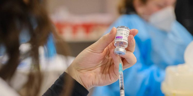 AstraZeneca, vaccino Lazio: sms a chi ha prenotato