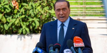 Berlusconi ‘Paperone’ in Parlamento: reddito, quanto guadagna