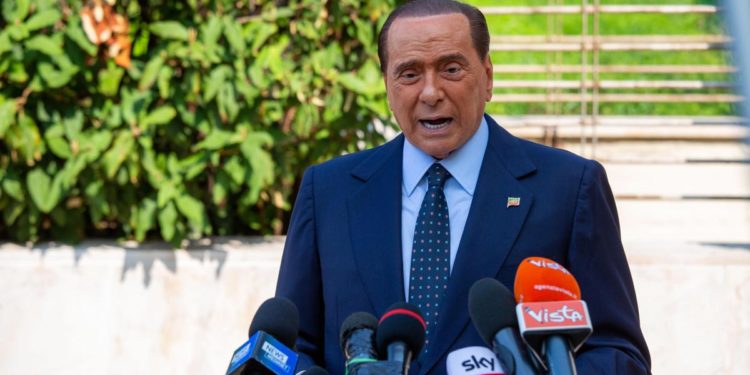 Berlusconi ‘Paperone’ in Parlamento: reddito, quanto guadagna