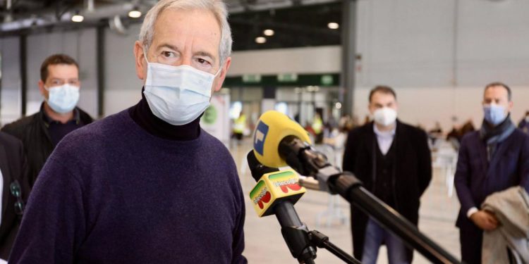 Vaccini Lombardia, Bertolaso: “Caos limitato, 33mila dosi al giorno”