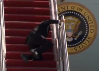 Biden cade 3 volte sulla scaletta dell’Air Force One – Video