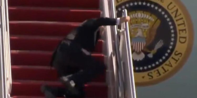 Biden cade 3 volte sulla scaletta dell’Air Force One – Video
