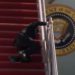 Biden cade 3 volte sulla scaletta dell’Air Force One – Video