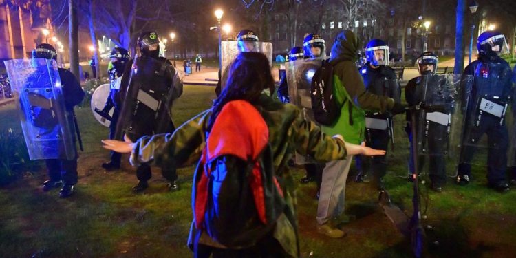 Covid, proteste anti lockdown a Bristol: 14 arresti