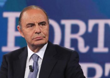 Covid, Vespa ad Amici: “Spero che lei venga radiato”, e sui social è polemica