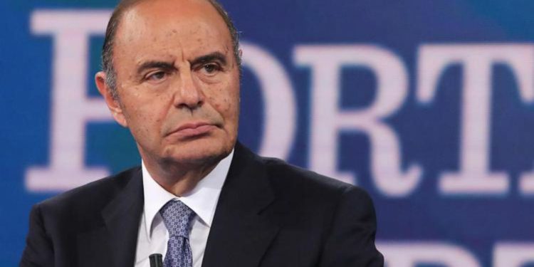 Covid, Vespa ad Amici: “Spero che lei venga radiato”, e sui social è polemica