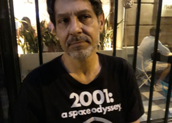 Scrittore affetto da sclerosi multipla: “Aspetto da ore il mio turno per il vaccino”