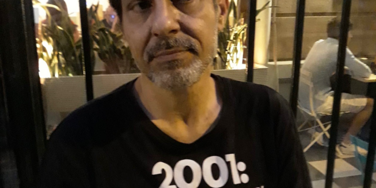 Scrittore affetto da sclerosi multipla: “Aspetto da ore il mio turno per il vaccino”