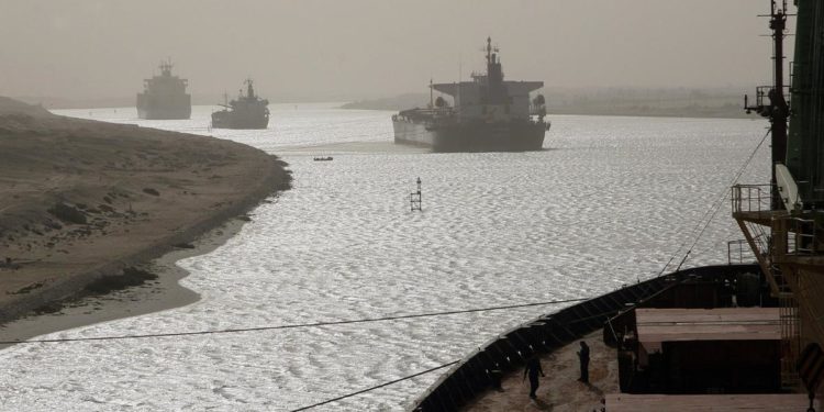 Canale di Suez bloccato da una nave