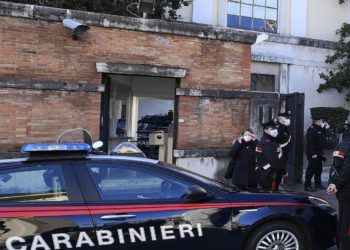 Roma, incendiano il portone dell’Istituto superiore di Sanità