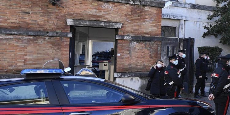 Roma, incendiano il portone dell’Istituto superiore di Sanità