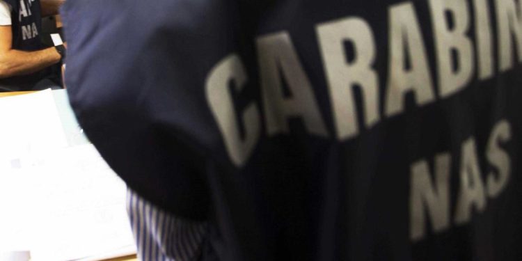 Sangue su pavimento e liquidi da bare, controlli Nas in obitori: 23 denunce