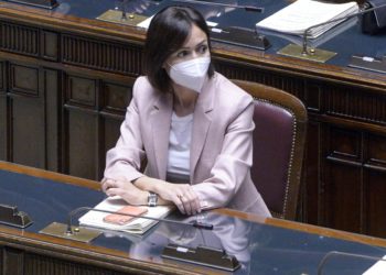Carfagna: “Se piano vaccini ok in estate allentare divieti circolazione”