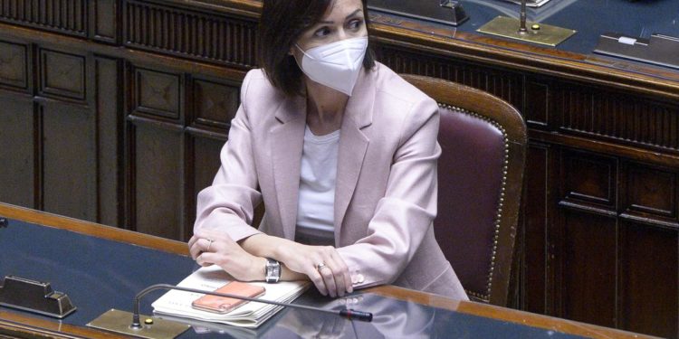 Carfagna: “Se piano vaccini ok in estate allentare divieti circolazione”